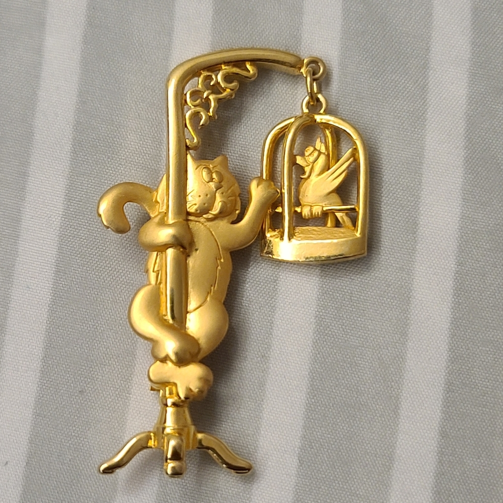 J.J goldtone cat brooch